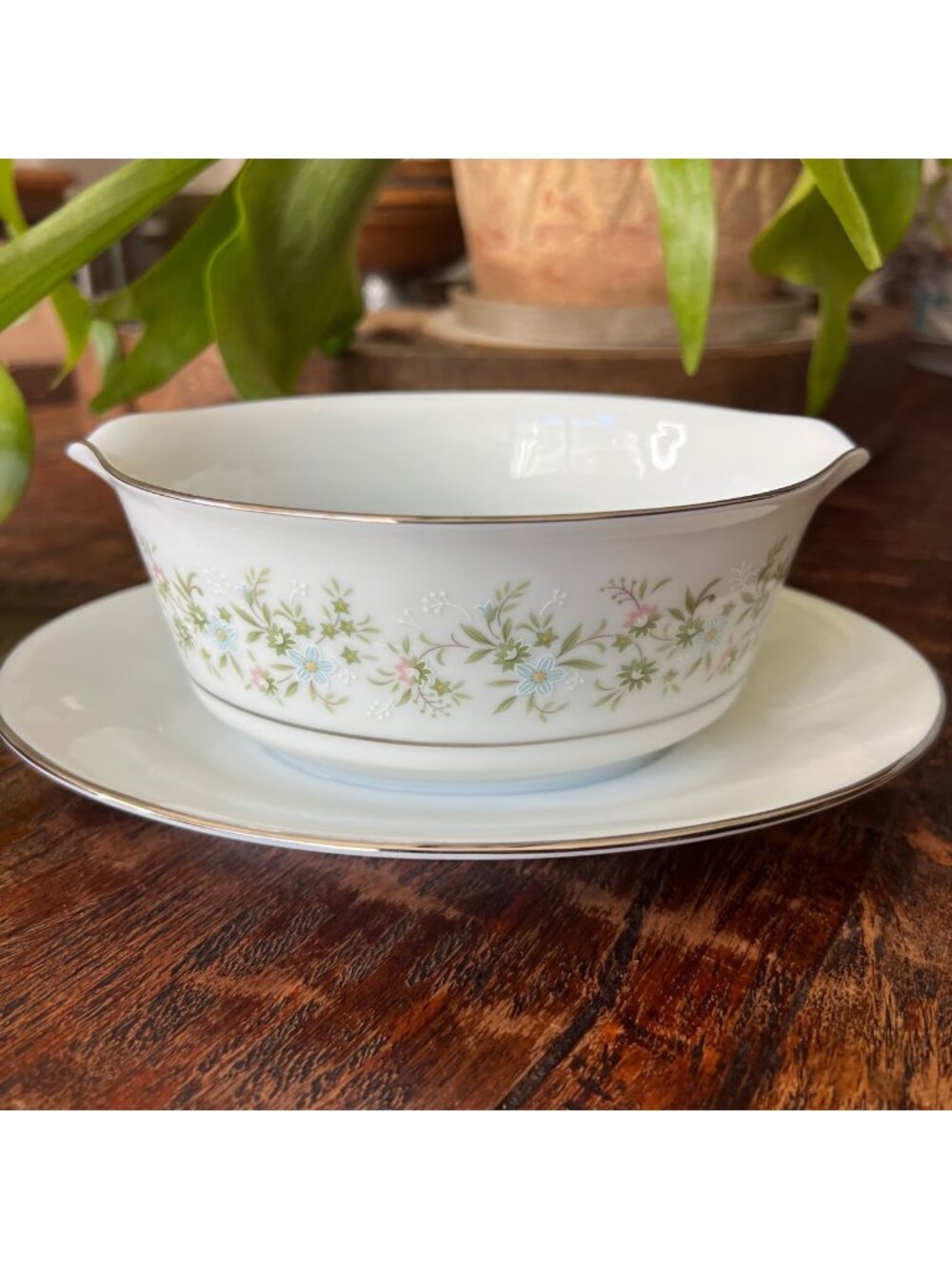 Noritake Savannah 2031 Gravy Boat With Attached Underplate Platinum Trim Floral